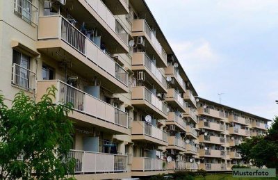Gepflegte Dachgeschosswohnung, mit Wohnküche sowie Loggia und Terrasse