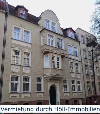 Höll-Immobilien vermietet ruhige 4 Raum-Wohnung in der südlichen Innenstadt mit Balkon.