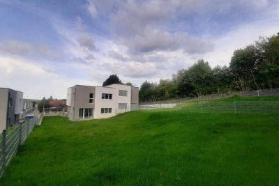 MODERNE DOPPELHAUSHÄLFTE MIT GROSSEM GARTEN UND TOLLER VERKEHRSANBINDUNG – DIREKT IN NEULENGBACH