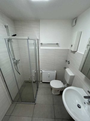 Modernes Bad in charmantem 2 Zimmer Zuhause hoch über Aggertal,  Blick durch Wohnung Video