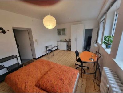 Top Lage: Helles, möbliertes Einraumapartment mit Wannenbad, Souterrain , Nähe Hangeweiher