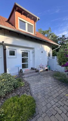 Hochwertige Doppelhaushälfte mit privatem Garten in ruhiger Wohngegend und Waldrandlage