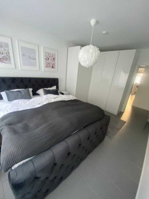 Moderne zwei Zimmerwohnung mit Balkon im belgischen Viertel mit Möbelübernahme zum 1.10.25