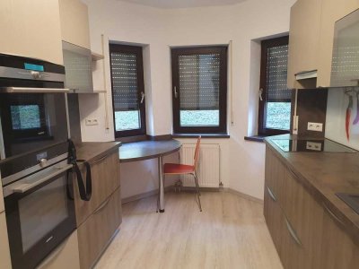 Stilvolle, gepflegte 2-Raum-Souterrain-Wohnung mit geh. Innenausstattung mit Balkon und EBK