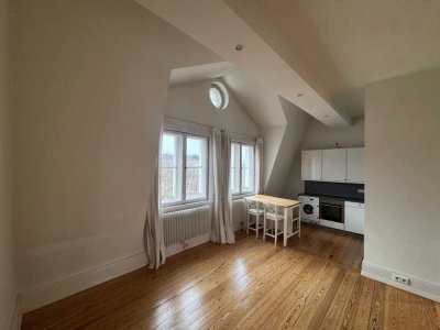 2-Zimmer-Dachgeschosswohnung im Altbau zu vermieten