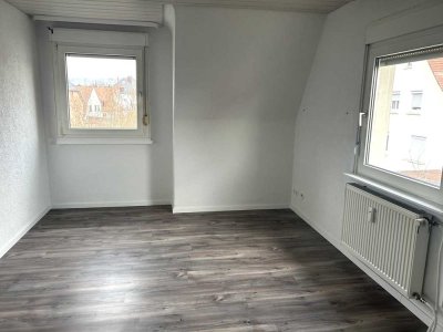 CHARMANTE DACHGESCHOSSWOHNUNG IN HISTORISCHEM 6-PARTEIEN-HAUS – MODERNISIERT UND EINZUGSBEREIT!