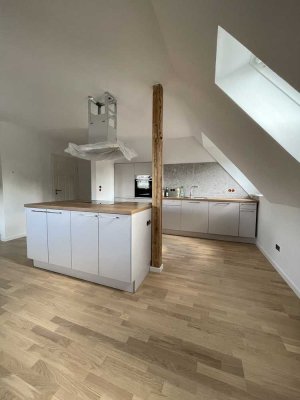Exklusive Dachgeschoss Wohnung mit Designküche und offenem Grundriss