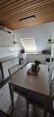 Helle 2,5-Zimmer-DG-Wohnung mit Aufzug und Einbauküche in gepflegtem Haus