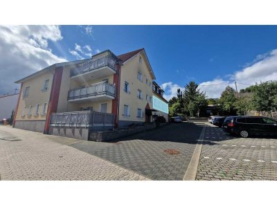 Neuwertige 4-Zimmer-Eigentumswohnung mit 2 Balkonen u. 2 Pkw-Stellplätzen in ruhiger Lage