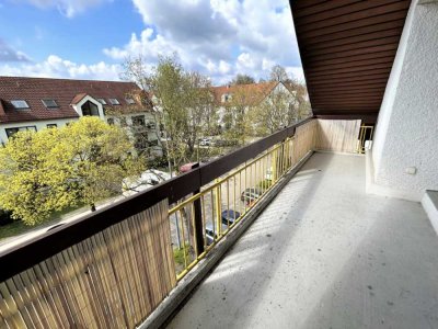 Geschmackvolle Dachgeschosswohnung mit einem Zimmer sowie Balkon und EBK in Erding