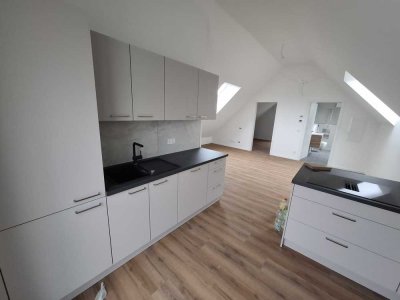 Erstbezug mit Balkon und Einbauküche: Exklusive 2-Zimmer-DG-Wohnung mit geh. Innenausstattung