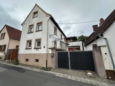 Einfamilienhaus mit Hof, Dachterrasse und Partyraum - teilweise renoviert