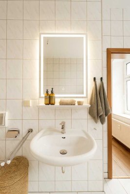 Frisch sanierte 2-Zimmer Wohnung mit EBK & 2 Bädern
