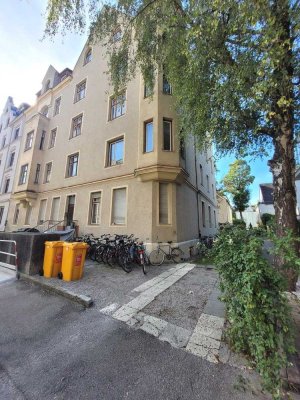 Charmantes Mehrfamilienhaus mit 10 WE Top-Lage im Antonsviertel in Augsburg - renovierungsbedürftig