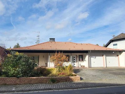 Stilvoller Bungalow mit separater ELW, Doppelgarage & großem Grundstück