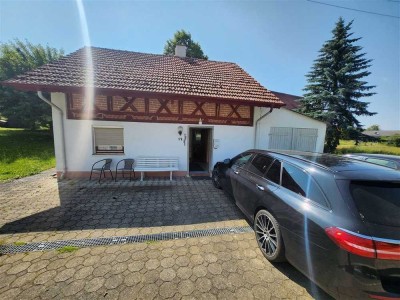 Kompaktes und vermietetes Häuschen mit 3-Zi und Garten in idyllischer Lage