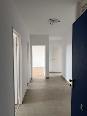 Gut geschnittene, praktische 3 Zimmer Wohnung, Balkon, komplette Einbauküche