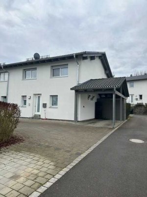 Doppelhaushälfte mit Carport, Stellplatz und Garten
