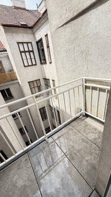 ERSTBEZUG nach Sanierung: 2 Zimmer mit separater Küche nähe Karmelitermarkt!