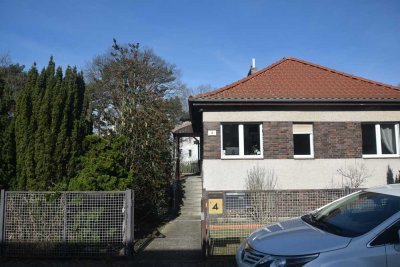 Ruhiges und gepflegtes Einfamilienhaus in Tegel. OHNE GARAGE. OPTIONAL MIT GARTEN