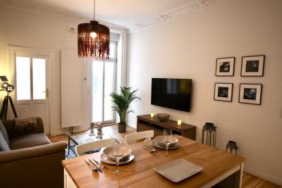 Möblierte 2-Zimmer-Erdgeschoss-Wohnung in historischem Gebäude mit Stuck und großer Terrasse