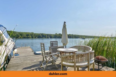 Zweifamilien-Villa auf idyllischem Hanggrundstück mit Wasserzugang und eigenem Bootssteg am Kalksee