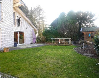Ca. 127 m² große Erdgeschosswohnung mit zwei Tageslichtbädern, zwei Terrassen, Gart