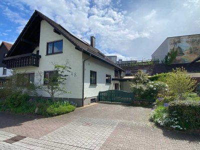 Freundliches Einfamilienhaus mit 6 Zimmern, und Gartenanteil - Garage mit Grube
