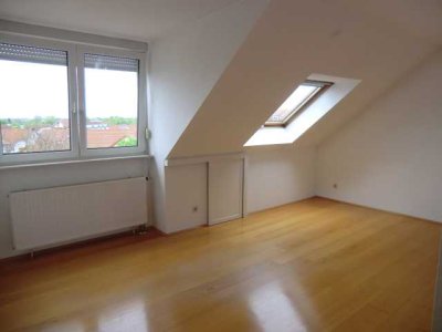 sehr schöne, helle 2 Zimmer Wohnung EBK TG
