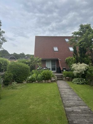 Helle Doppelhaushälfte mit Garten und zwei Terrassen in Kiel-Schilksee