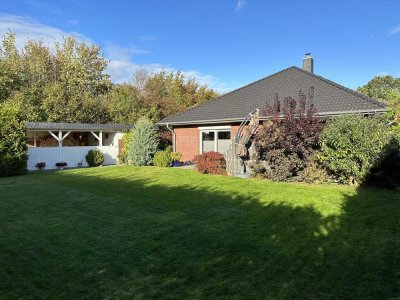 Junger Bungalow, zwei Terrassen, Außenpool und ein eingewachsenes, pflegeleichtes Grundstück