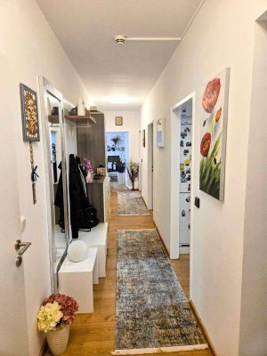 ELEGANT MÖBLIERT, MODERNISIERT UND PERFEKT GESCHNITTEN, MIT BALKON, TIEFGARAGENPLATZ UND VIEL KOMFORT