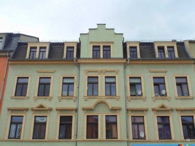 Zentrumsnah in Freital wohnen: 2-Zimmer-Dachwohnung mit Laminatboden, separater Küche & Dusche