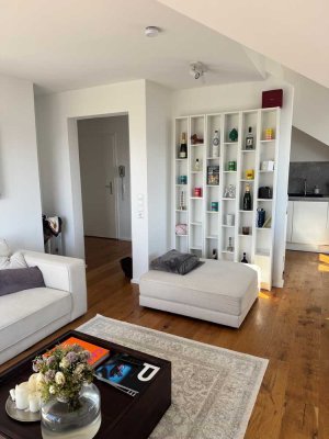 Erstbezug nach Sanierung und Einbauküche: Exklusive 2,5-Raum-DG-Wohnung mit geh. Innenausstattung