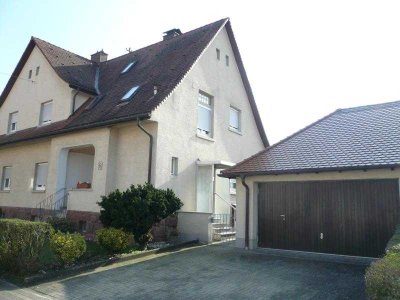 Gepflegte, schöne Doppelhaushälfte mit Doppelgarage und großem Grundstück in 76593 Gernsbach