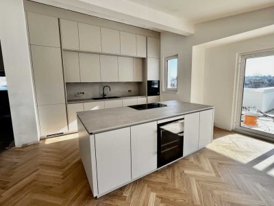 Exklusives Wohnen mit Stil: Privatlift, Designerküche & Panorama-Terrasse