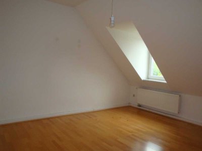 helle, geräumige 3 Raum Wohnung im Dachgeschoss -WG tauglich-