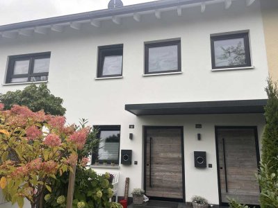 Exklusive 3,5 Zimmer Maisonette Wohnung OG + DG mit separatem Eingang in einem Zweifamilienhaus