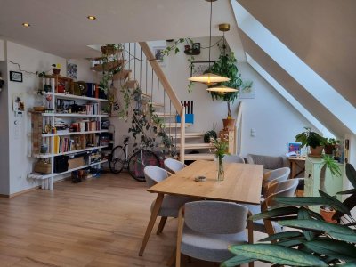 Provisionsfreie, helle Dachgeschossmaisonette in ruhiger Lage mit Terrasse