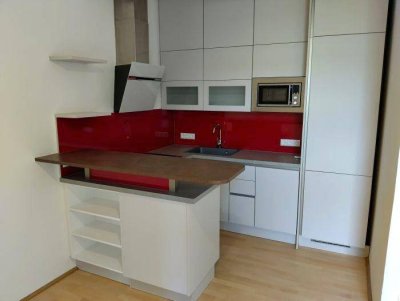 Sanierter 2 ZIMMER-Altbau, ruhiger Balkon 5m², extra Wohnküche möbliert, sanierte Sanitäranlagen!