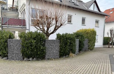 3-Zimmer-Wohnung mit großer Außenanlage, PKW-Stellplätzen und vermieteter Garage,keine Maklerkosten!