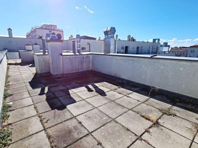 DACHTERRASSENHIT, 84 m2 Dachgeschoß mit 64 m2 Terrasse, Wohnküche, 2 Zimmer, Wannenbad, Parketten, Fernblick, Holbeingasse