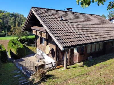 Idyllisches Holzblockhaus in Naturrandlage
