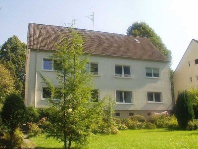 Modernisierte 2-Zi.-Whg eigenem Gartenanteil, Holzdielen und Wohnküche in direkter Waldrandlage auf