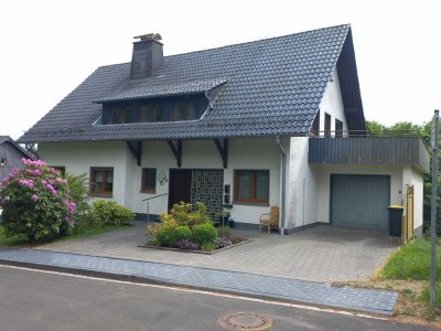 Einzigartiges Zweifamilienhaus mit Nebengebäude in idyllischer Waldrandlage von privat