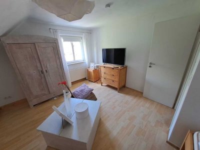 Liebevoll gestaltete Dachgeschosswohnung mit Einbauküche und Altbauflair