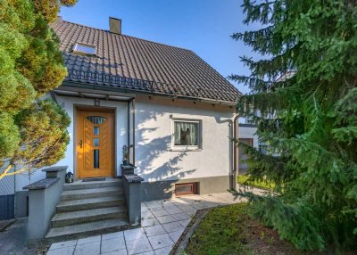 SOPART IMMOBILIEN - Charmante, kleine DHH auf großem sonnigen Grundstück – sanieren oder neu bauen!