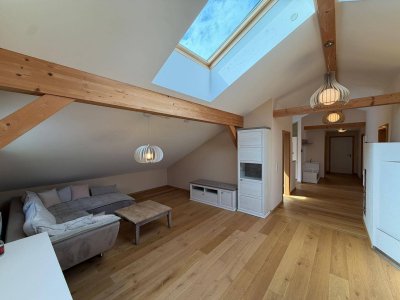 Voll möblierte Neubau-Dachgeschosswohnung in 3-Parteien-Haus
