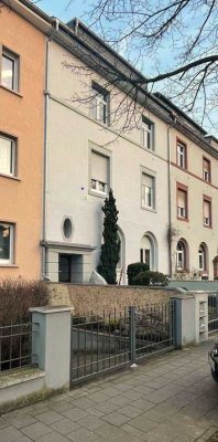 3-Zimmer-Altbauwohnung mit Einbauküche und Balkon