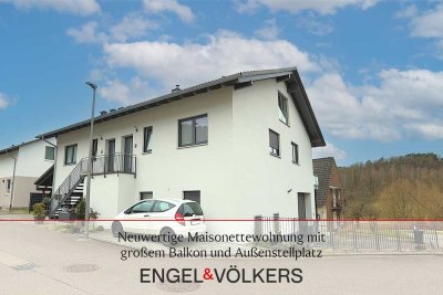 Neuwertige Maisonettewohnung mit großem Balkon und Außenstellplatz